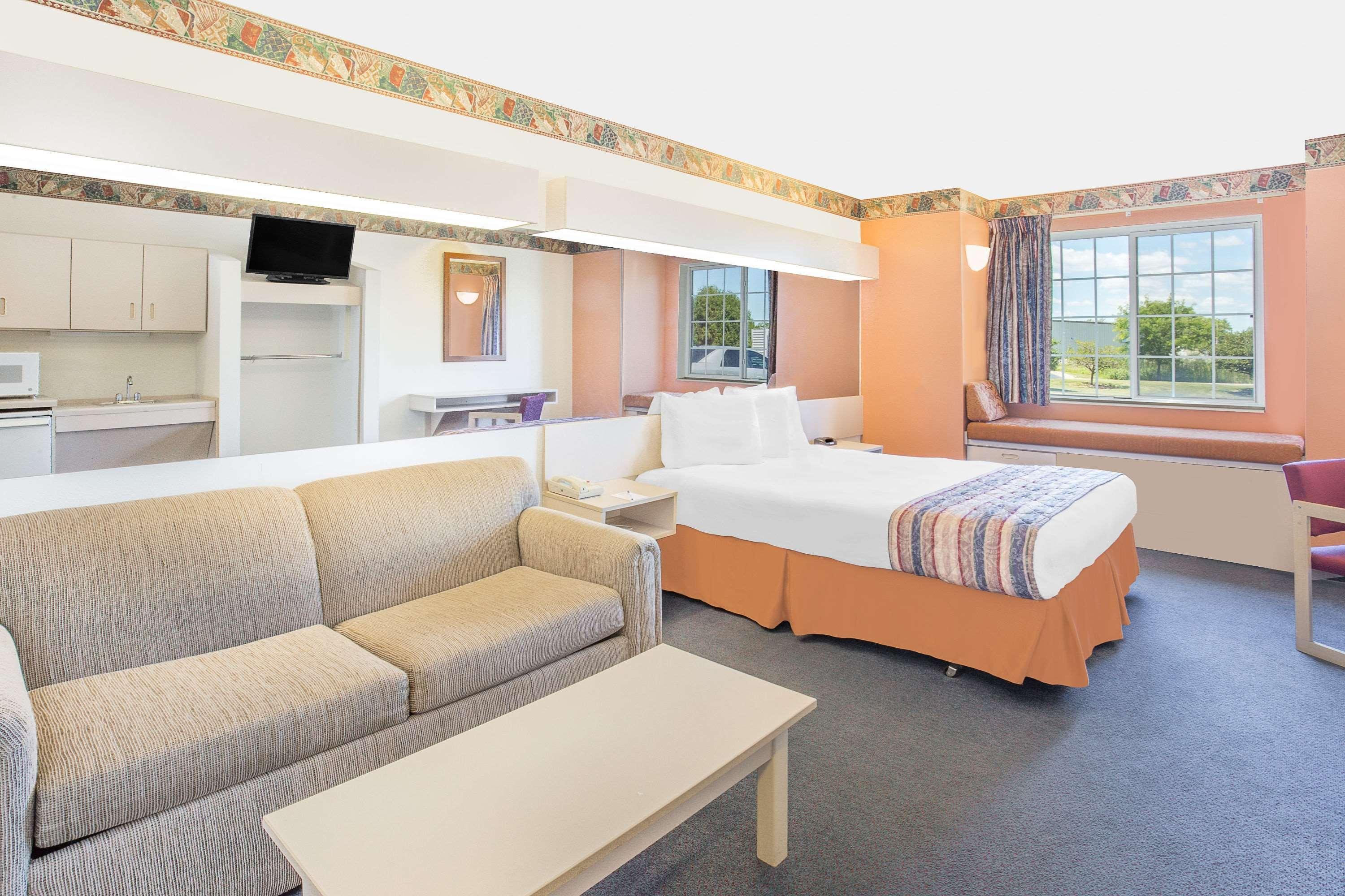 Microtel Inn & Suites By Wyndham Fond Du Lac Exterior foto